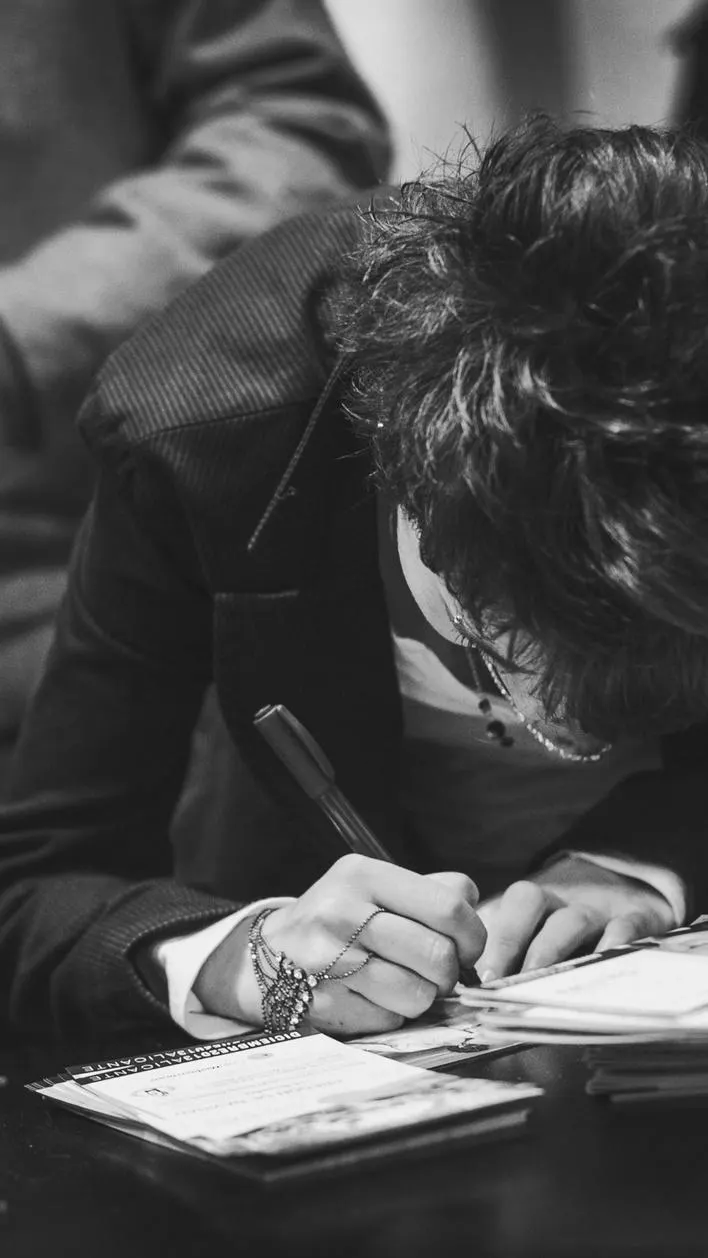 Pilar Arejo firmando autógrafos en Alicante, en blanco y negro